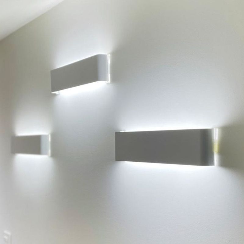 Primer plano de unas lámparas de pared.