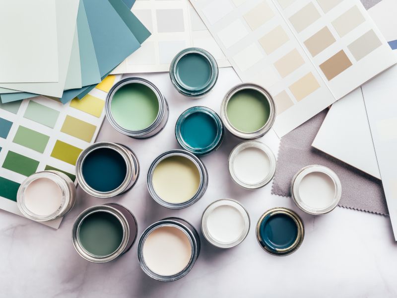 Botes de pintura de colores.