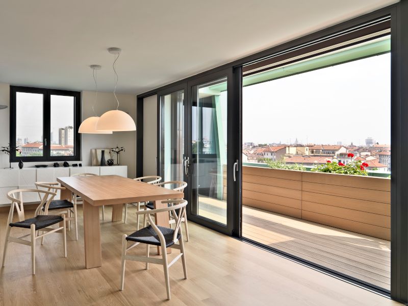 Cocina con salida a la terraza. Cerramiento con puertas correderas.